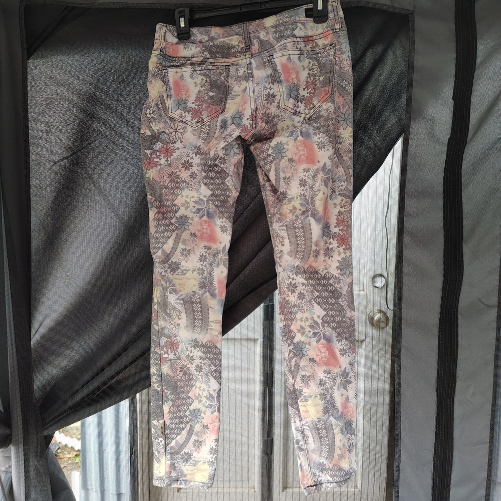 Women's Skinny Jeans with Floral Design - Picture 4 of 5